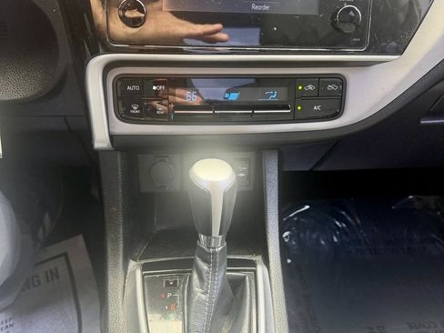 Used 2018 Toyota Corolla LE w/ Carpet Mat Package (TMS) FWD image 31