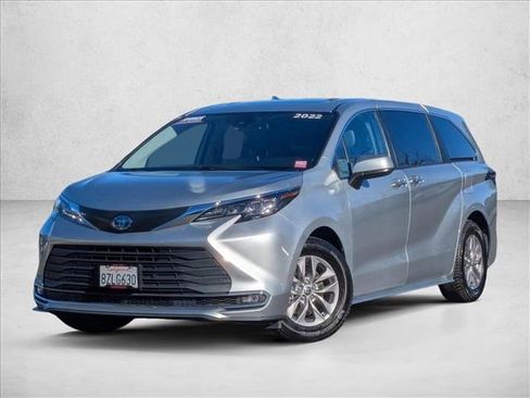 Used 2022 Toyota Sienna XLE image 1