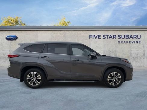 Used 2023 Toyota Highlander XLE image 9