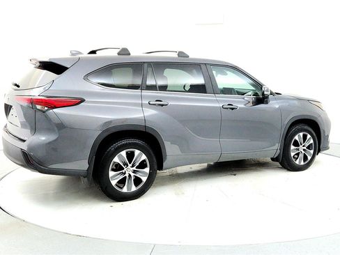 Used 2023 Toyota Highlander XLE image 6