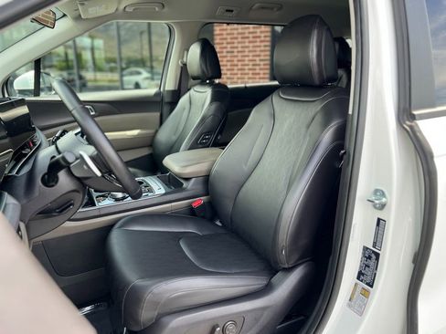 Used 2025 Kia Carnival EX FWD image 24