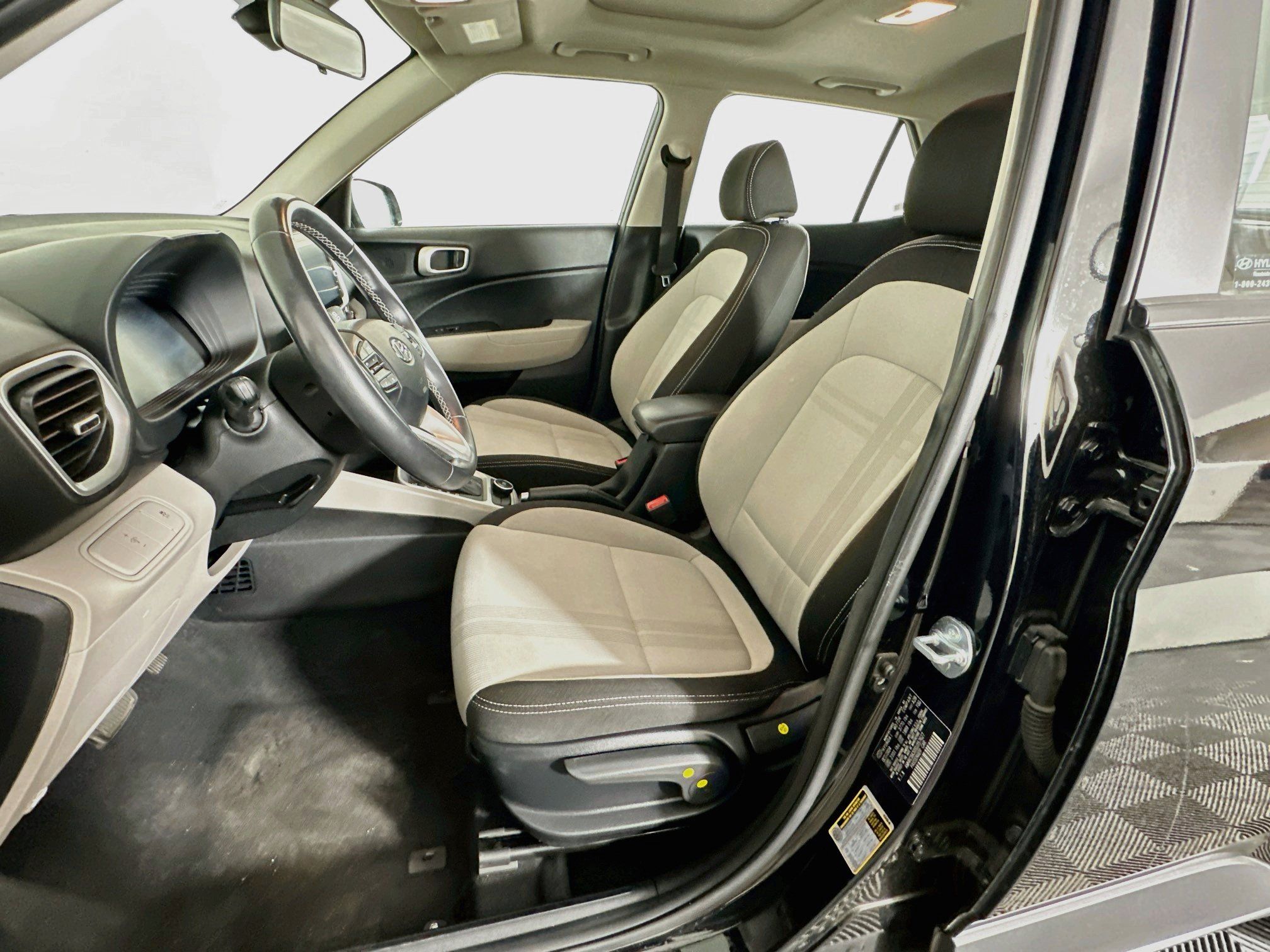 Used 2025 Hyundai Venue SEL FWD image 12