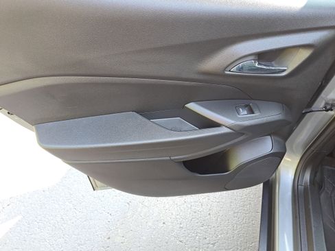 Used 2024 Chevrolet Trax RS w/ Sunroof Package image 11