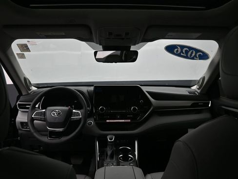 Certified 2026 Toyota Highlander Limited AWD/4WD image 29