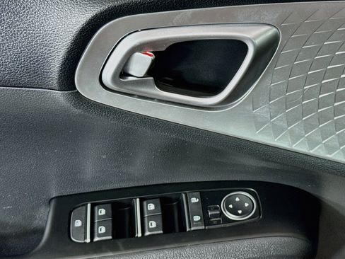 Used 2025 Kia Soul S FWD image 22