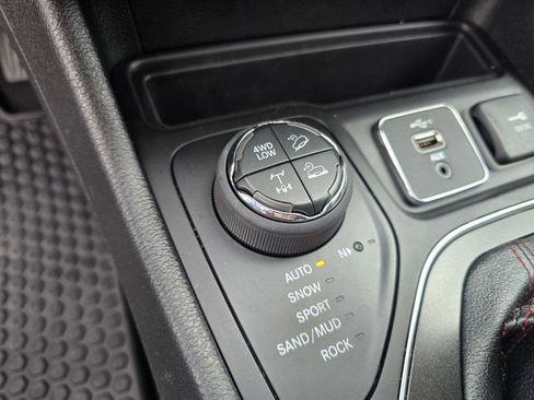 Used 2021 Jeep Cherokee Trailhawk w/ Technology Group image 20