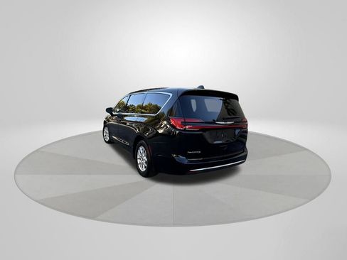 Used 2024 Chrysler Pacifica Touring-L image 5