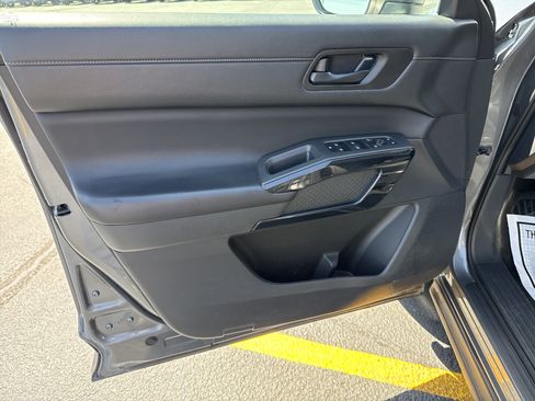 Used 2024 Nissan Pathfinder SV FWD image 11