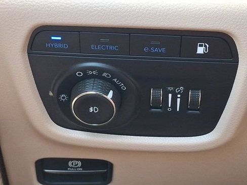 Certified 2022 Jeep Grand Cherokee Limited 4xe w/ Luxury Tech Group II AWD/4WD image 30