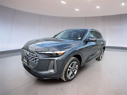 Used 2025 Audi Q5 Premium w/ Convenience Package image 3