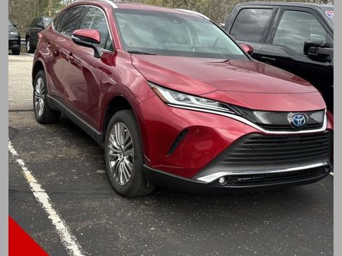 Used 2023 Toyota Venza XLE image 1