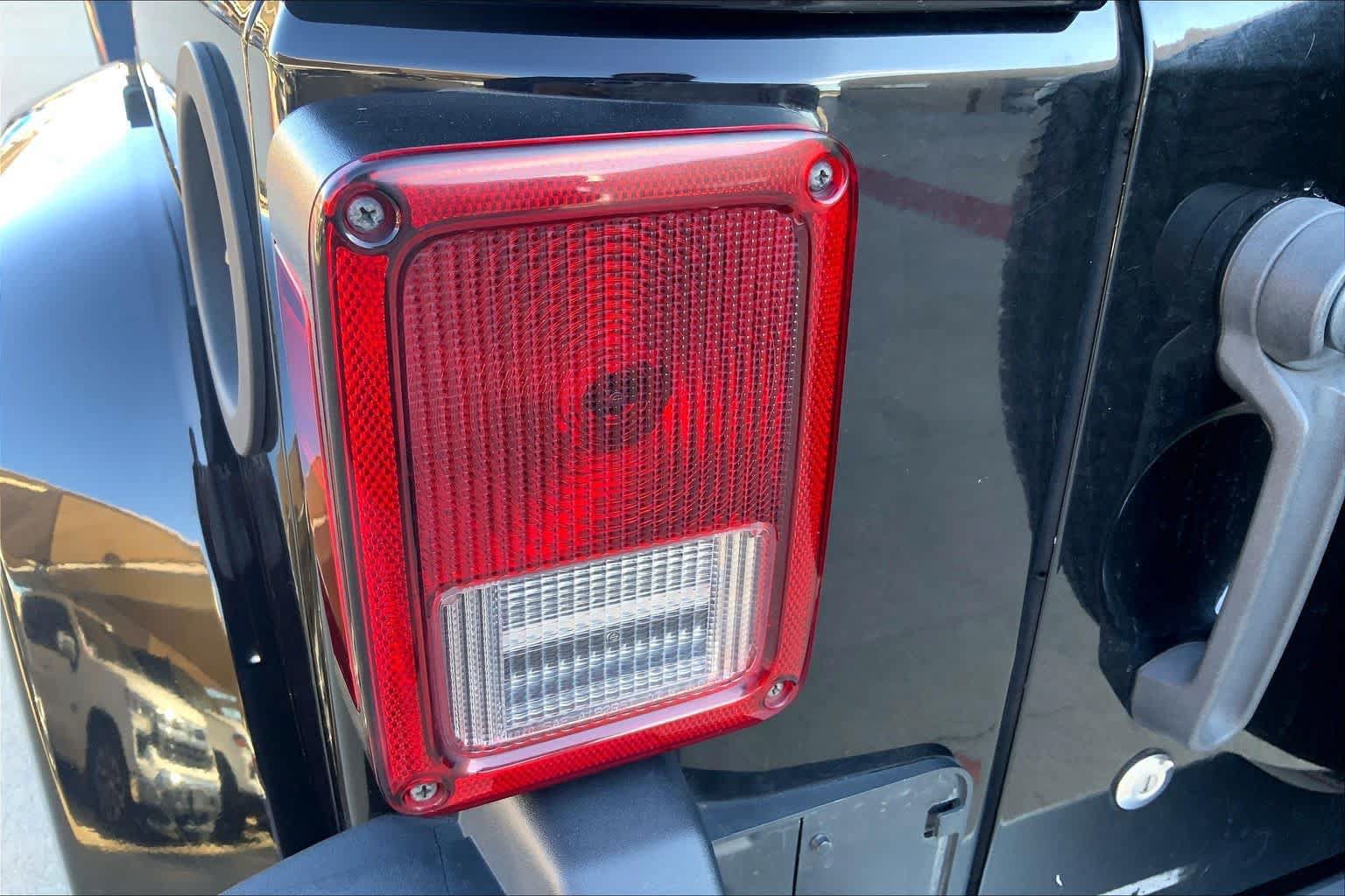 Used 2012 Jeep Wrangler Unlimited Sahara w/ Connectivity Group AWD/4WD image 27