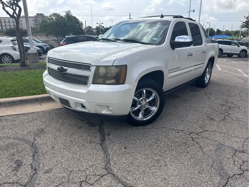 Used 2008 Chevrolet Avalanche LTZ w/ LTZ Preferred Equipment Group RWD image 2