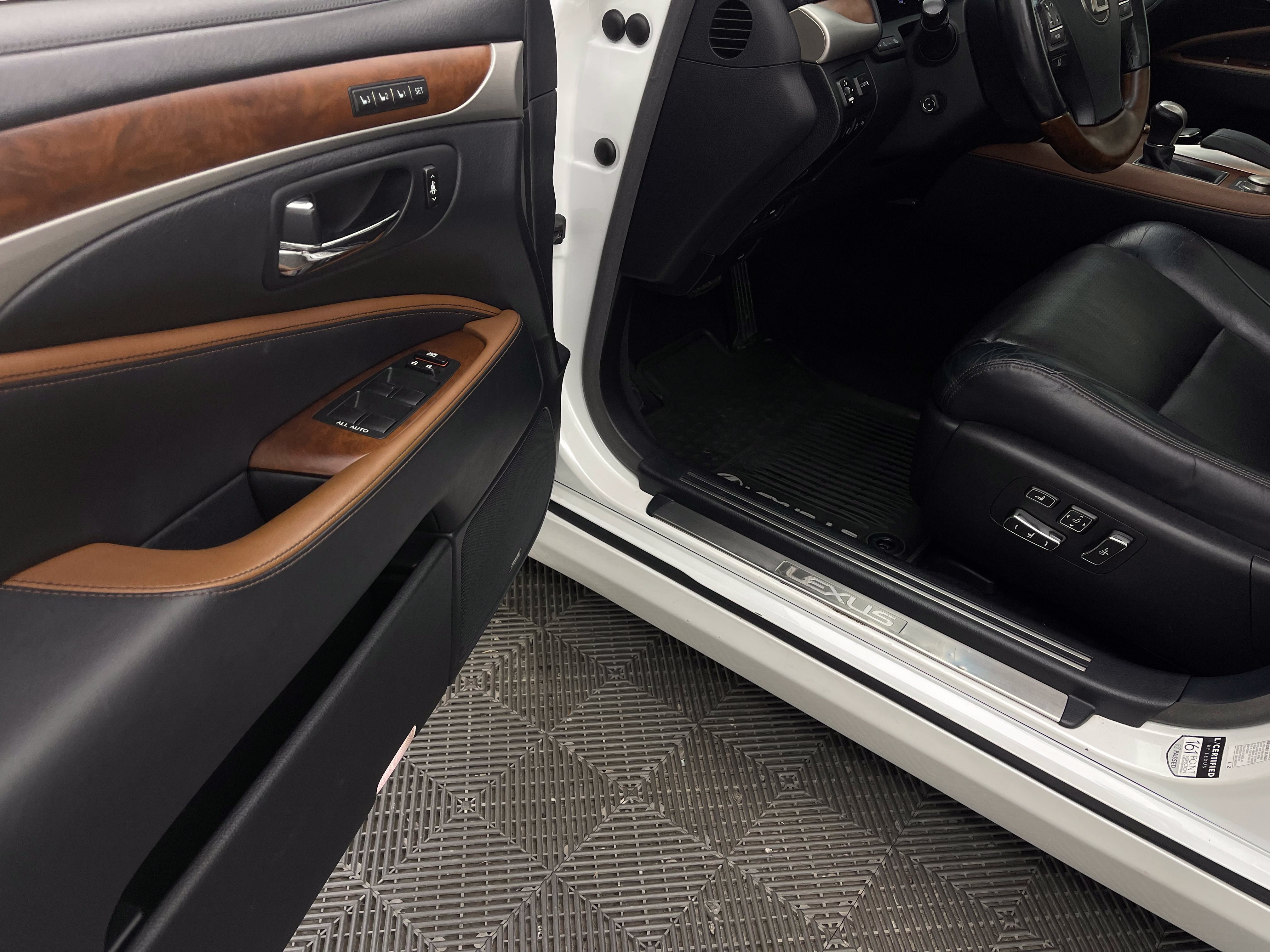 Used 2013 Lexus LS 460 AWD w/ Comfort Pkg image 18