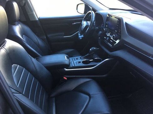 Used 2022 Toyota Highlander XLE AWD/4WD image 24