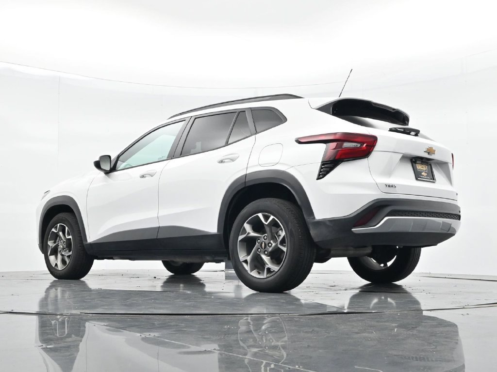 Used 2025 Chevrolet Trax LT FWD image 29