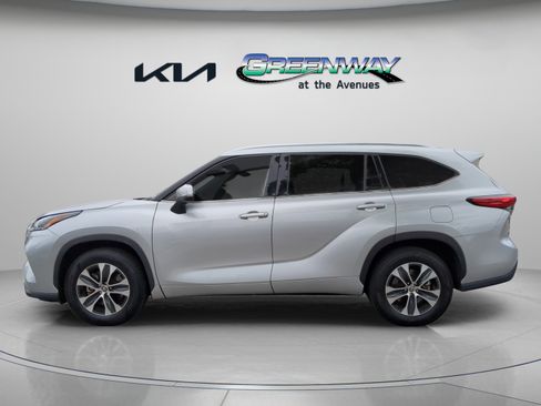 Used 2021 Toyota Highlander XLE FWD image 3