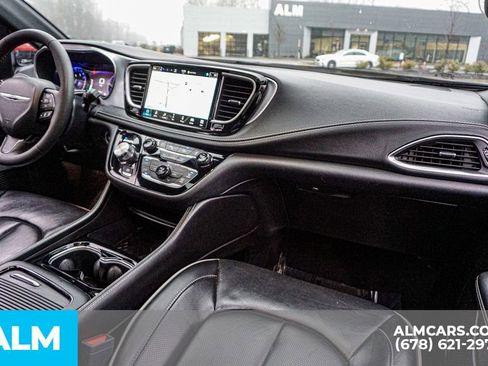 Used 2025 Chrysler Pacifica Limited image 28