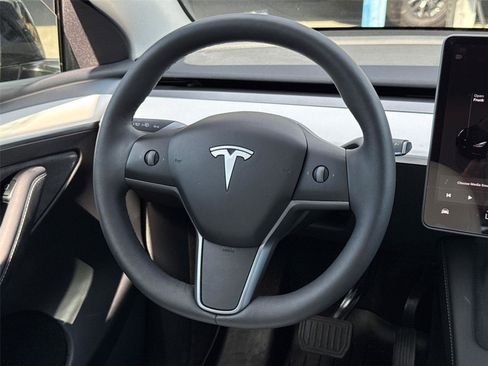 Used 2025 Tesla Model Y Long Range image 27