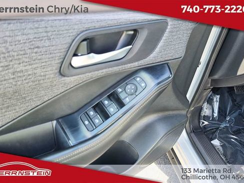 Used 2023 Nissan Rogue SV image 16