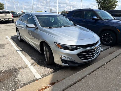 Used 2021 Chevrolet Malibu LT FWD image 1