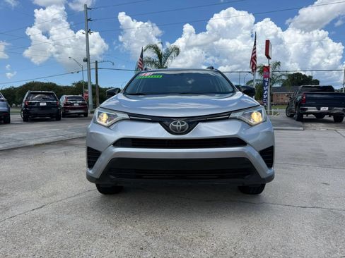Used 2018 Toyota RAV4 LE FWD image 2