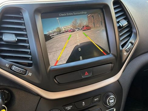 Used 2017 Jeep Cherokee Latitude w/ Cold Weather Group AWD/4WD image 19