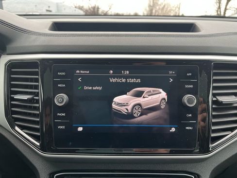 Certified 2022 Volkswagen Atlas Cross Sport SE image 17