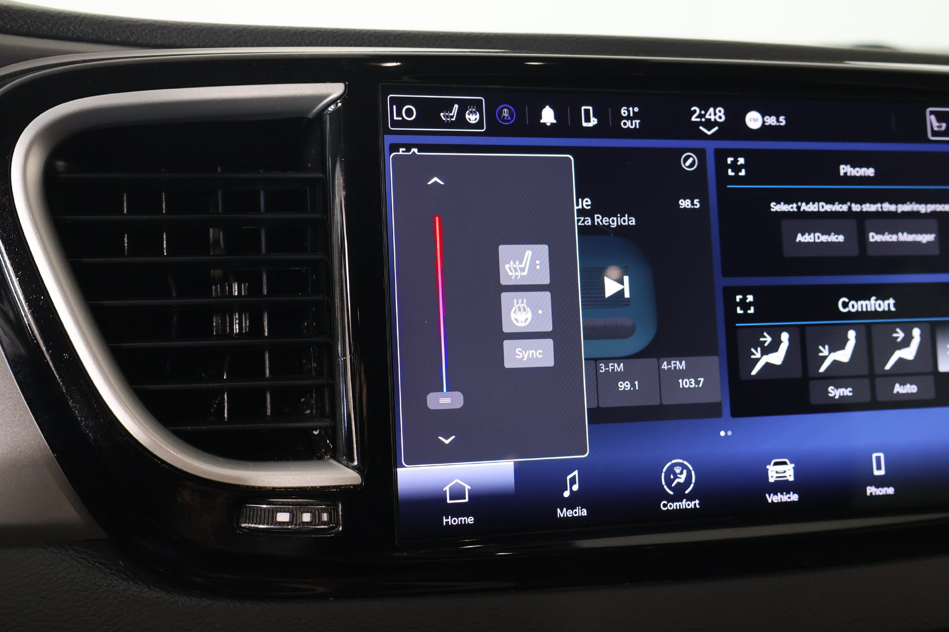 Used 2023 Chrysler Pacifica Touring-L FWD image 7