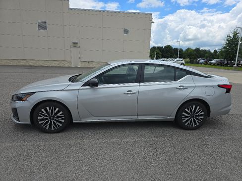 Used 2024 Nissan Altima 2.5 SV FWD image 7