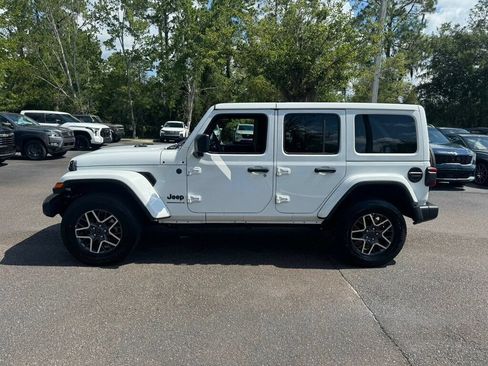 Used 2025 Jeep Wrangler Unlimited Sahara AWD/4WD image 2
