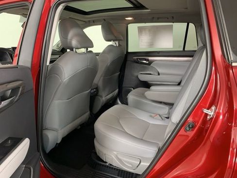 Used 2021 Toyota Highlander Platinum image 39