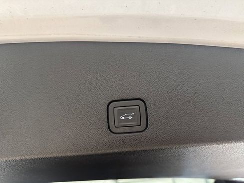 Used 2025 Cadillac XT6 Luxury image 11