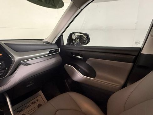 Used 2022 Toyota Highlander XLE FWD image 18