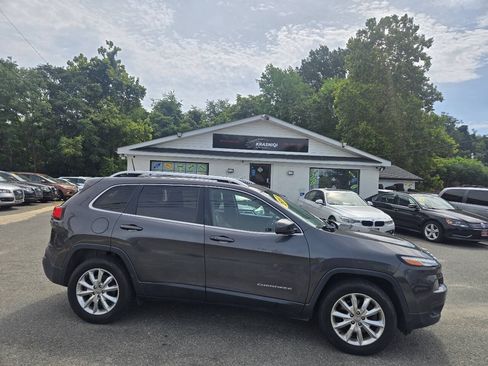 Used 2017 Jeep Cherokee Limited AWD/4WD image 4