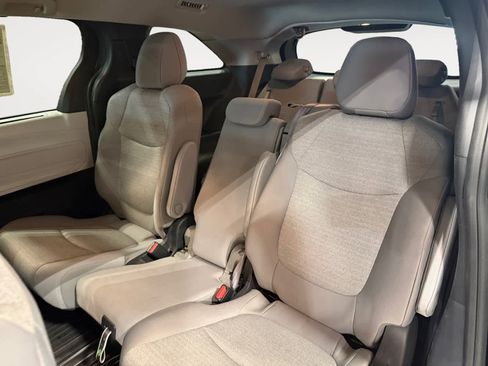 Used 2025 Toyota Sienna LE image 14