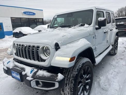 Used 2024 Jeep Wrangler Unlimited Sahara w/ Technology Group image 4