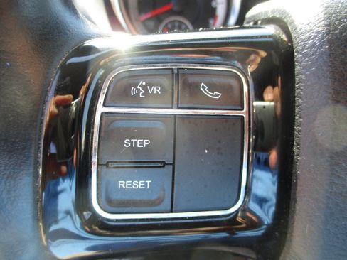 Used 2018 Dodge Grand Caravan SXT image 19