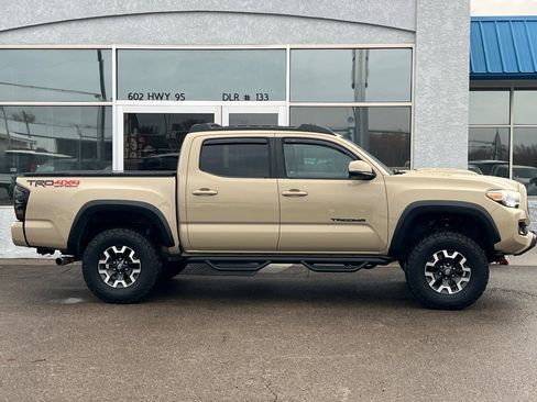 Used 2016 Toyota Tacoma TRD Off-Road image 2