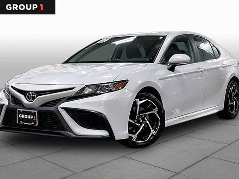 Used 2022 Toyota Camry SE w/ Cold Weather Package FWD image 1