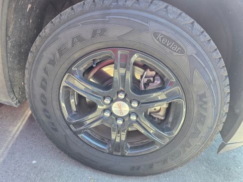 Used 2023 GMC Acadia AT4 w/ Technology Package AWD/4WD image 18