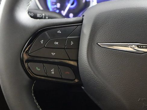 Used 2025 Chrysler Pacifica Limited FWD image 25