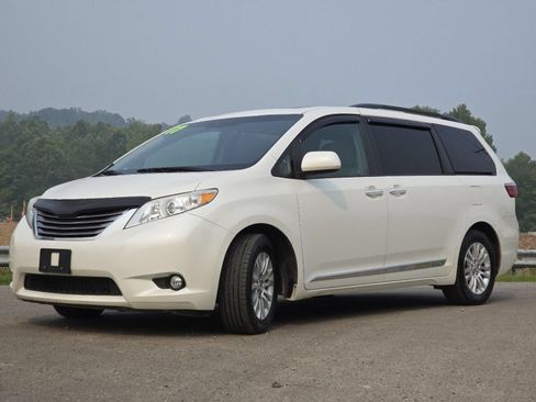 Used 2017 Toyota Sienna XLE FWD image 13