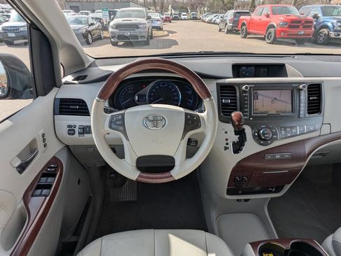 Used 2013 Toyota Sienna Limited w/ Premium Pkg image 2