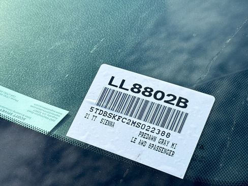 Used 2021 Toyota Sienna LE w/ LE Plus Package image 16