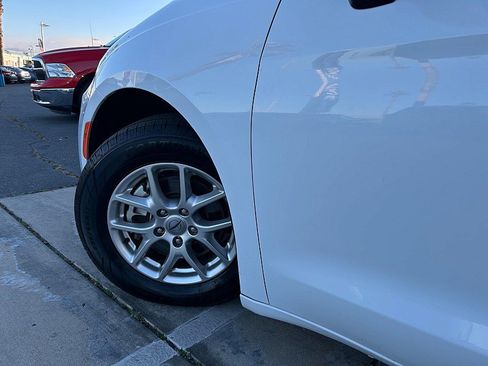 Used 2023 Chrysler Pacifica Touring-L image 8