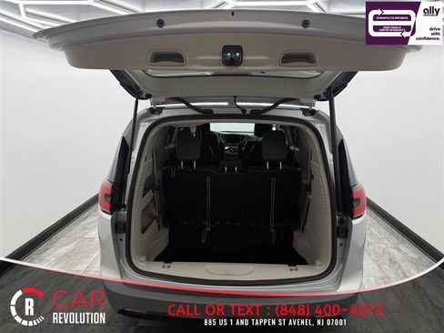 Used 2024 Chrysler Pacifica Touring-L FWD image 6