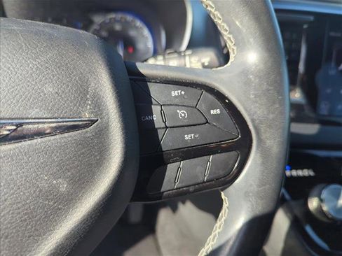 Used 2018 Chrysler Pacifica Touring-L FWD image 15