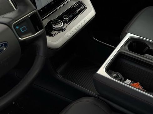 Used 2025 Ford Expedition Active image 28