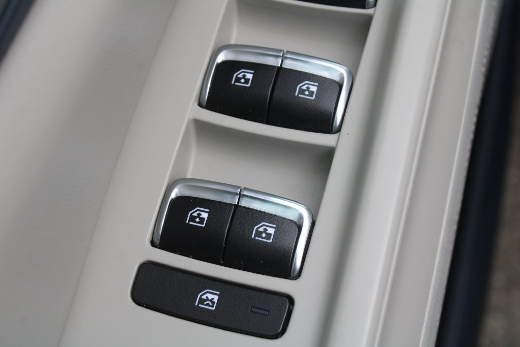 Certified 2025 Kia Carnival EX FWD image 26